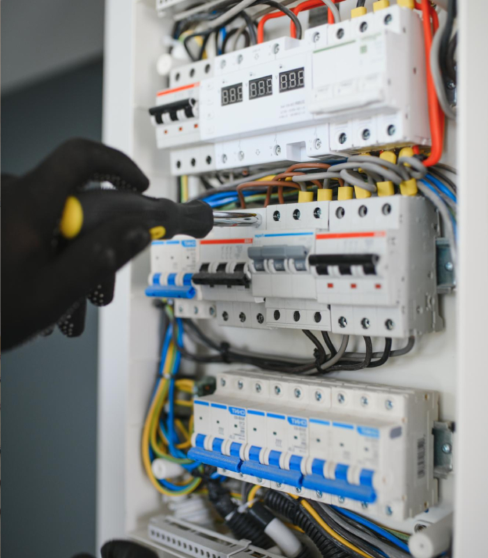 intervenant sur un tableau électrique pour contrôler et sécuriser l’installation